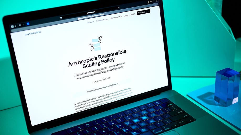 Portátil en el que se ve la página web de Anthropic