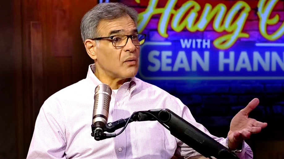 John aparece en una entrevista enHannity de Sean Hannity .