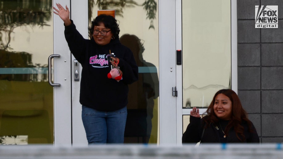 Un activista frente al edificio de InnerCity Struggle en Los .