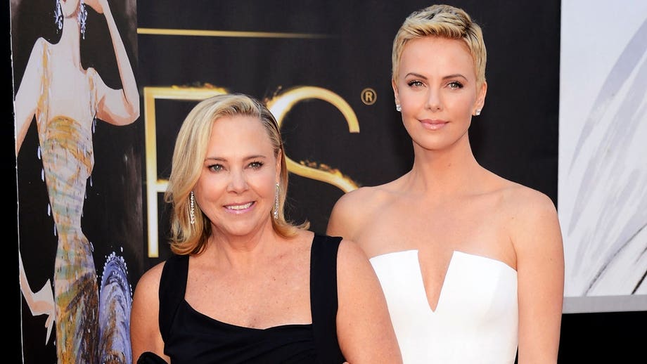 Charlize Theron cuenta la noche en que su madre mató a tiros a su padre cuando ella tenía 15 años