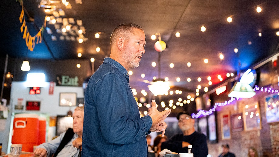 Nebraska Un candidato al Senado dijo en una grabación filtrada que la vida de los votantes de Trump «es una jodida mierda»