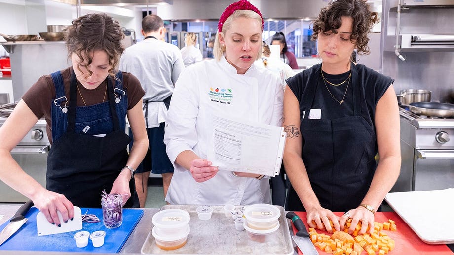 Doctors in training learn cooking skills to help patients amid America's chronic disease crisis
