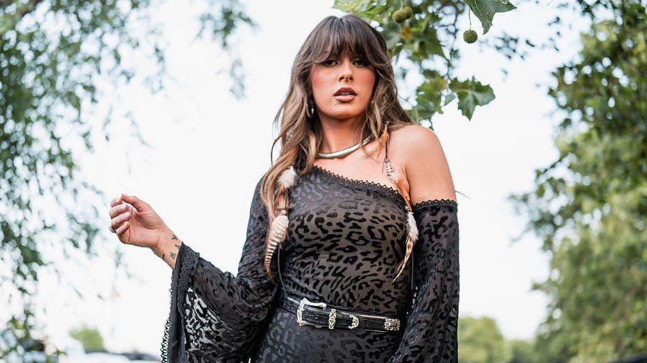 Ella Langley celebrates No. 1 album lakeside in a bikini and Mike Vrabel (sort of) apologizes