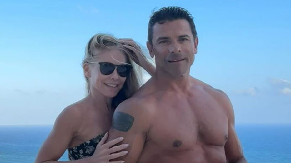Kelly Ripa says she has a secret signal that tells Mark Consuelos she's not in the mood