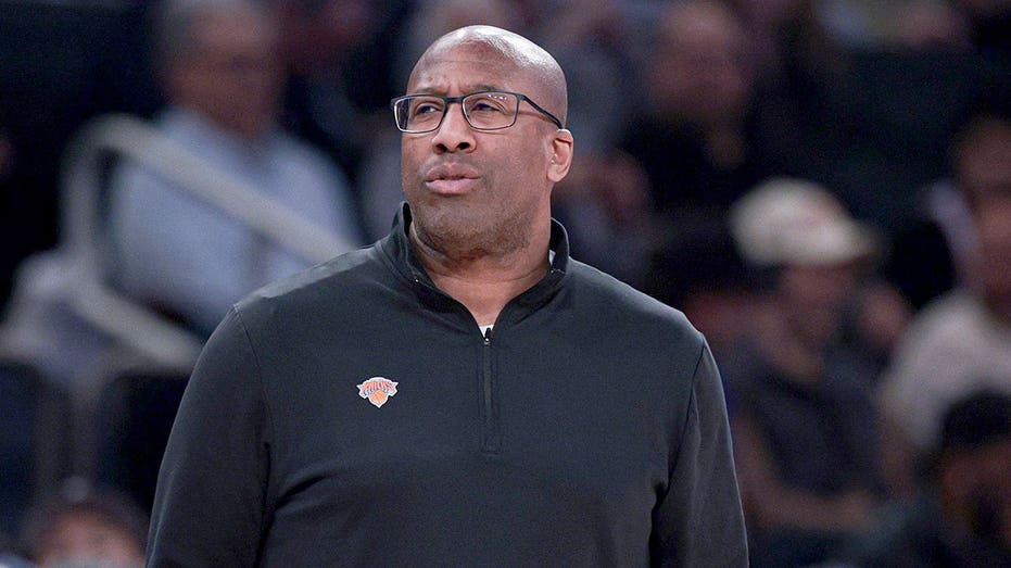 Knicks coach Mike Brown turns reporter's ringing phone into a funny moment during press conference