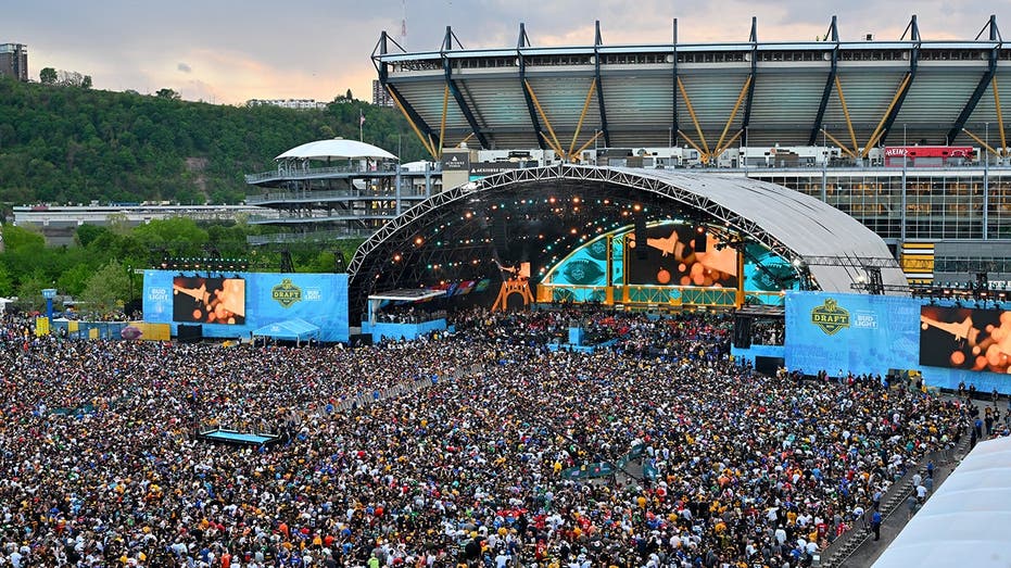 Massive crowd in attendance for NFL Draft in Pittsburgh: PHOTOS