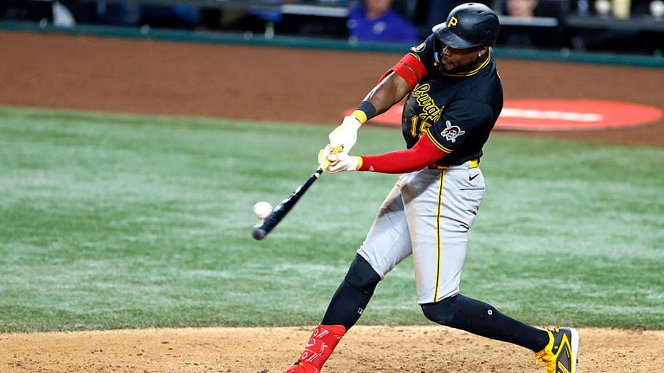 Two freak plays in one MLB night leaves announcers, fans stunned