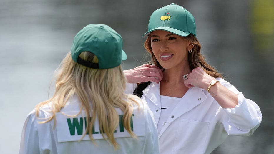 Paulina Gretzky returns to the Masters Par 3 Contest caddying for Dustin Johnson