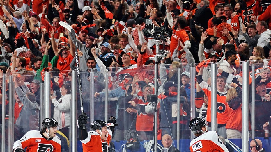Phillies players viciously booed by Philadelphia faithful at Flyers playoff game