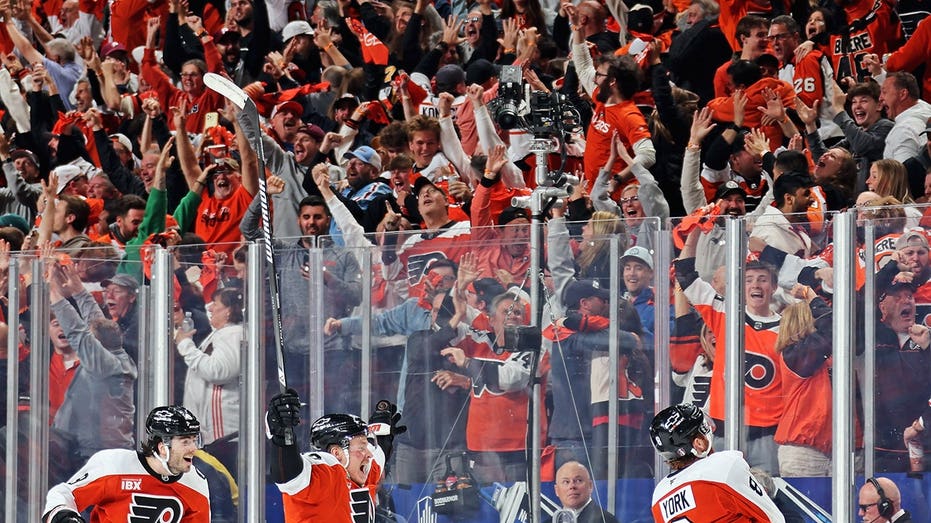 Phillies players viciously booed by Philadelphia faithful at Flyers playoff game