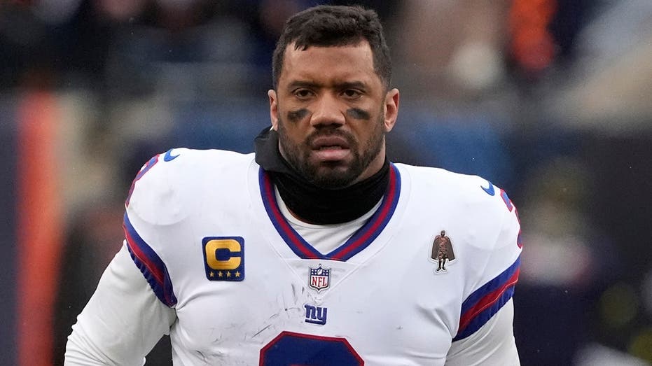 Super Bowl champ Russell Wilson takes swing for Savannah Bananas