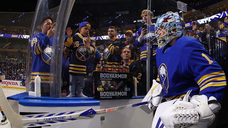 Sabres fans jump in as anthem singer’s mic craps out during ‘O, Canada’