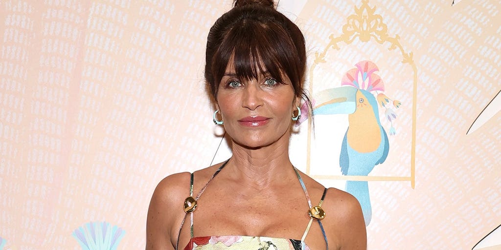 Helena Christensen deslumbra con un bañador de una pieza durante