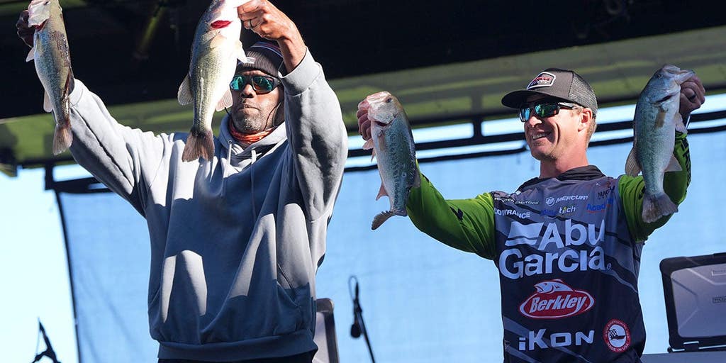 Randy Moss, Vikings coach Kevin O'Connell bond over shared love of fishing and football