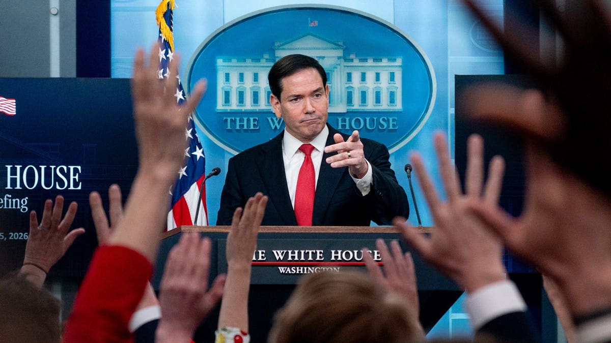 marco en el atril de la rueda de prensa de la Casa Blanca