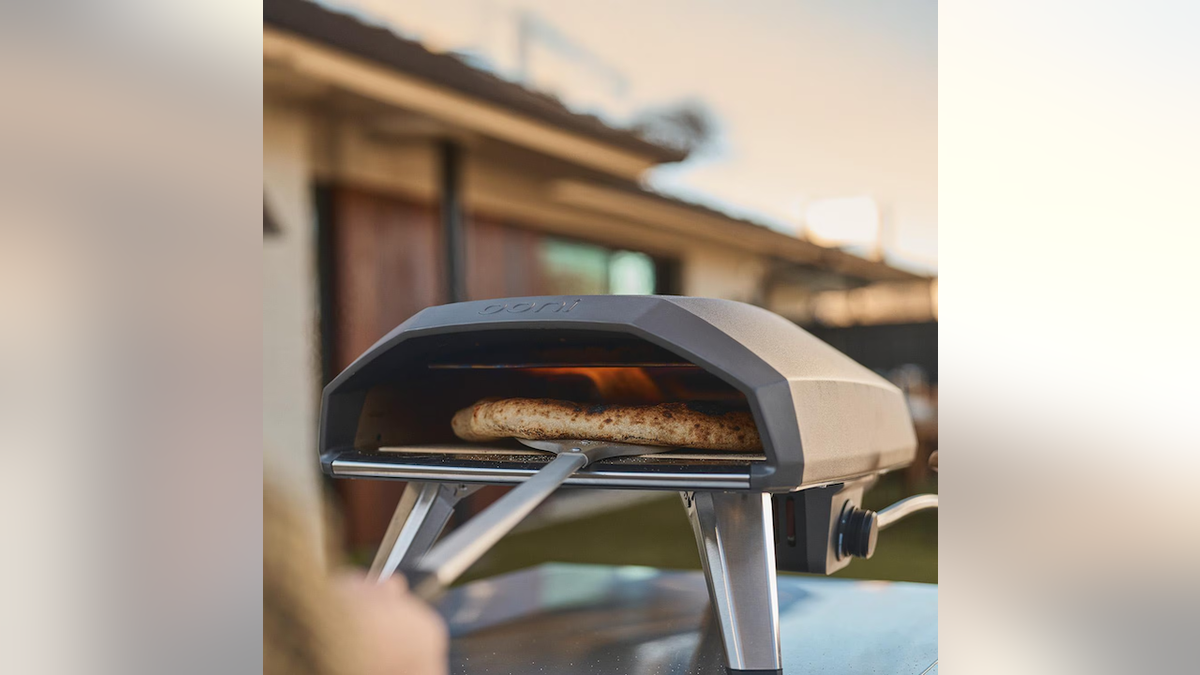 This outdoor oven reaches a top temperature of 950 degrees.