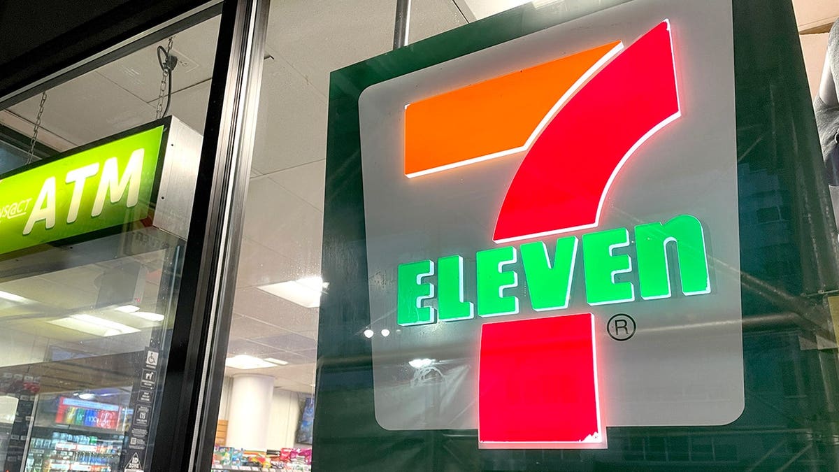 Logotipo 7-11 na xanela.
