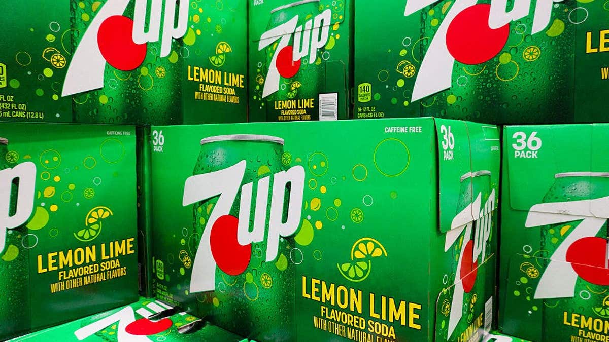 Casse di soda 7-Up impilate all'interno di un negozio Costco Wholesale a San Diego.