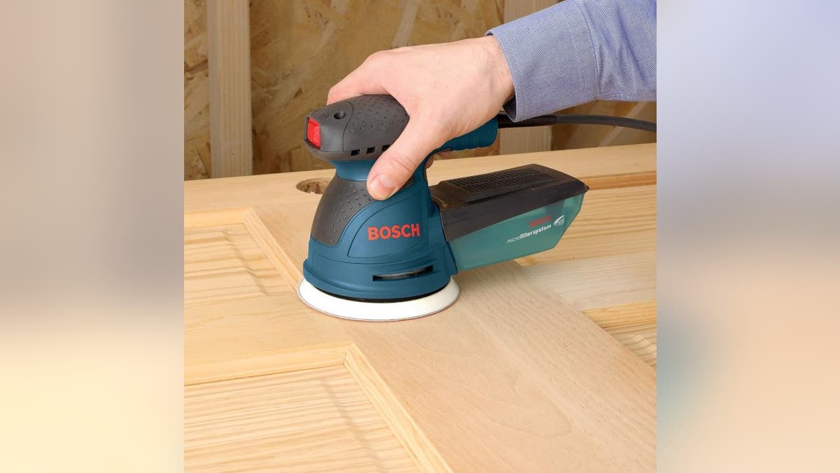 This lightweight sander smooths surfaces fast.