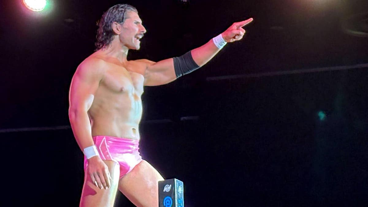 Richard Holliday connected the apical turnbuckle