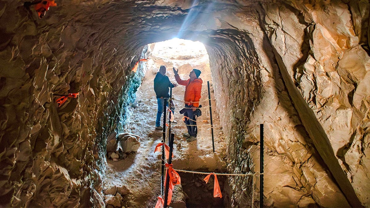 Arqueólogos sob o antigo túnel em Jerusalém
