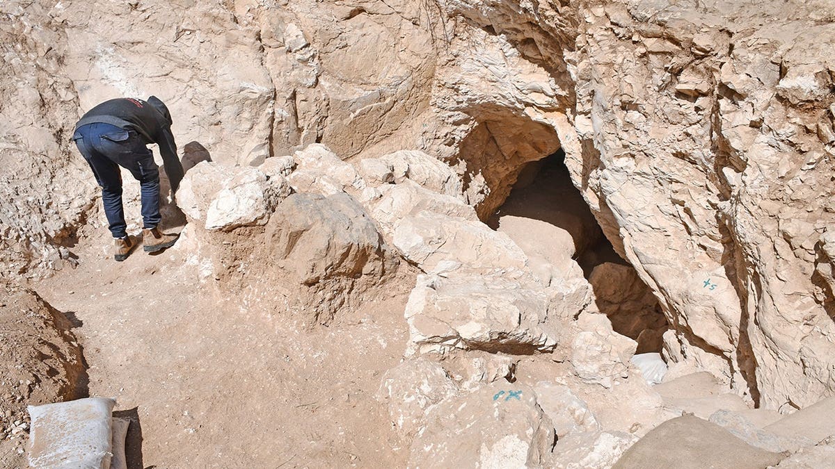 Arqueólogos cavando perto do túnel