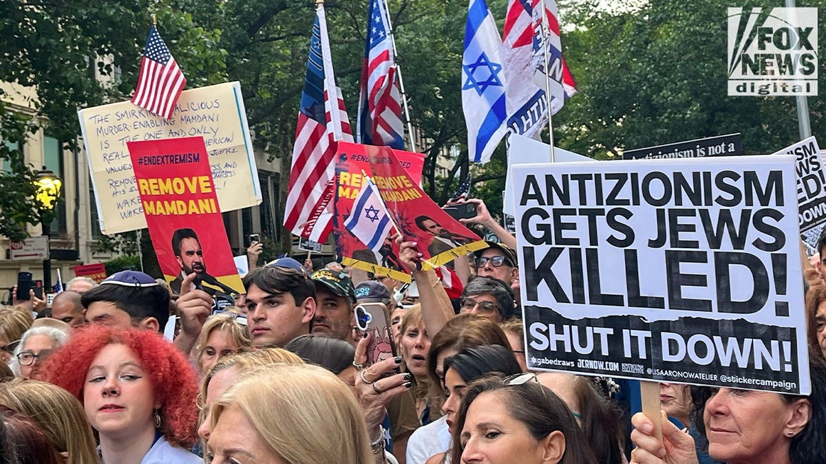 Anti-Mamdani protesters
