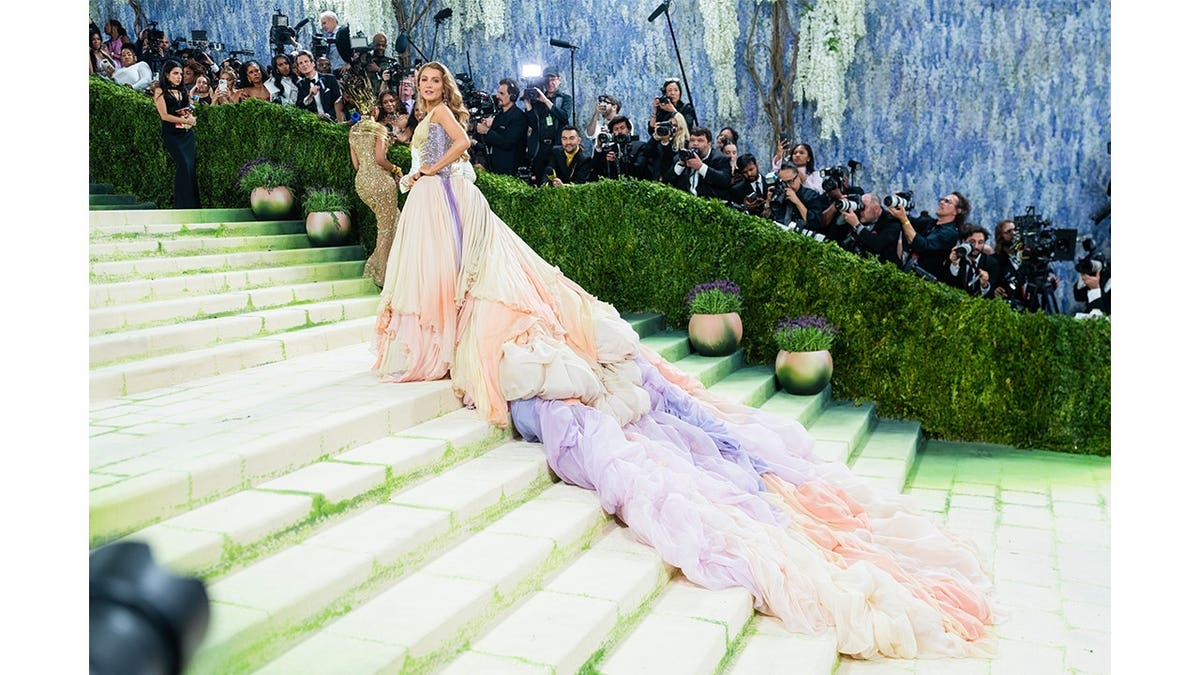 Blake Lively fica de lado nos degraus do Met Gala