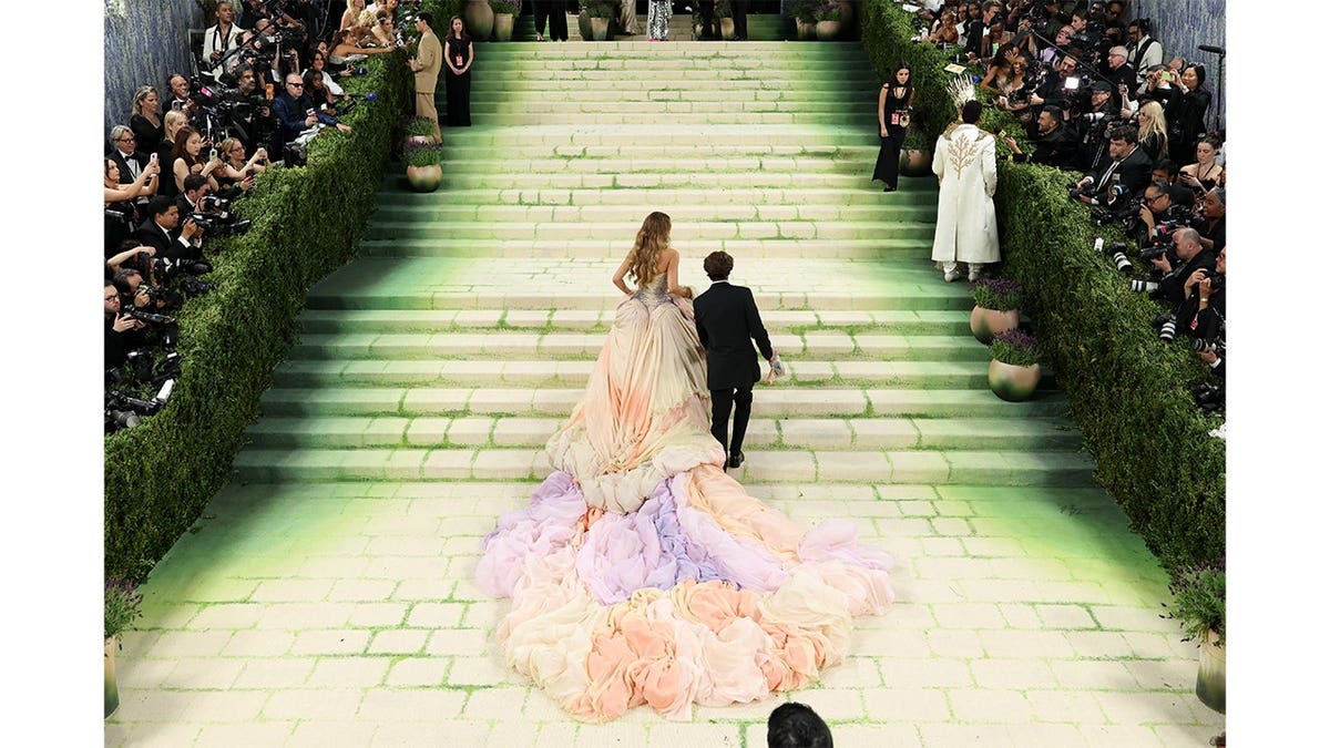 Blake Lively sobe as escadas do Met Gala