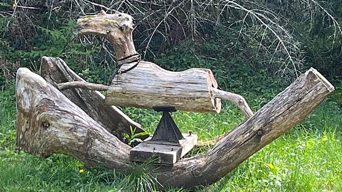 Um leitor do Screencaps avistou este cavalo de balanço esculpido ao longo da estrada na Colúmbia Britânica.