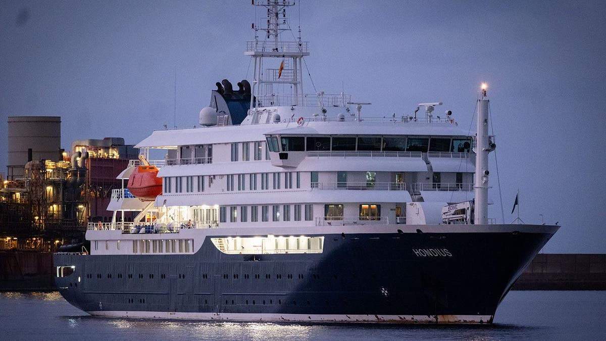O navio HV Hondius se aproximando do porto de Granadilla, em Tenerife