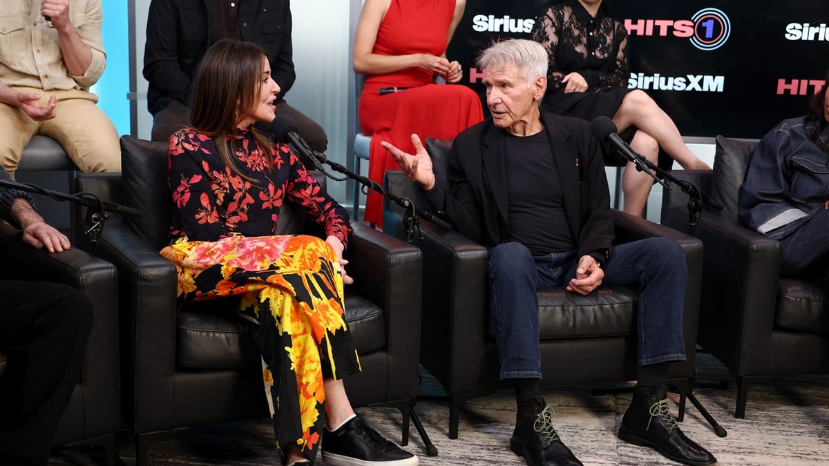 Harrison Ford fala com Christa Miller sobre encolhimento