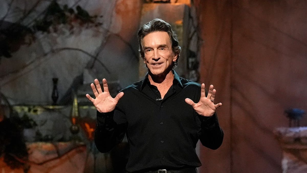 Jeff Probst talks to the audience on "Survivor 50."