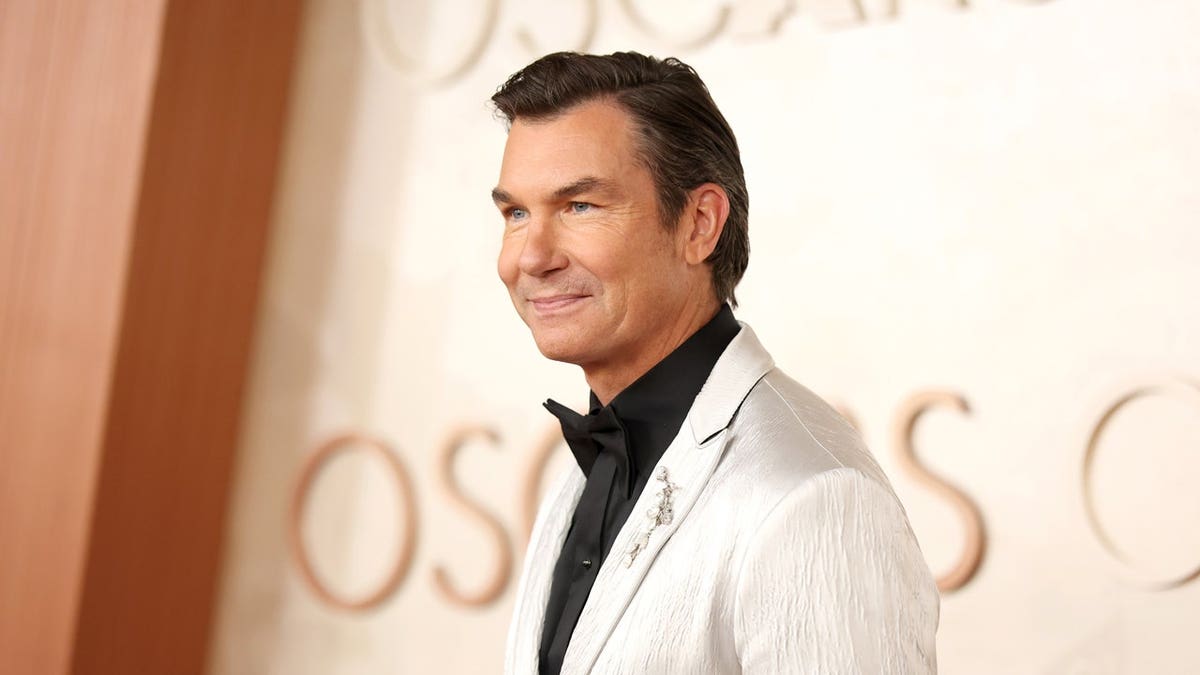 Jerry O'Connell on the red carpet at the Oscars