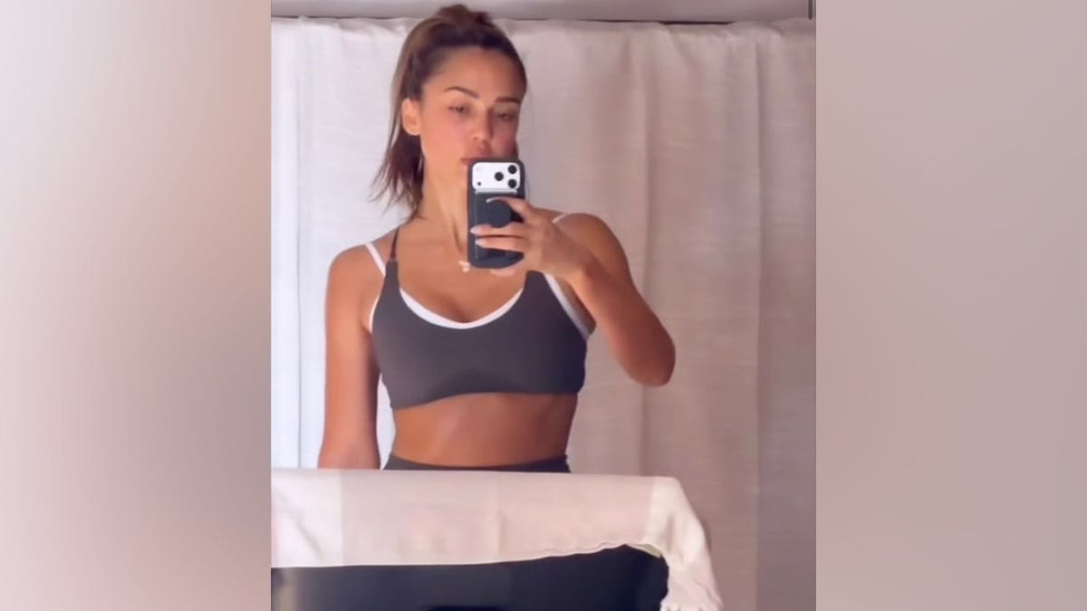 Jessica Alba aparece com equipamento de treino durante um vídeo de fitness compartilhado nas redes sociais.