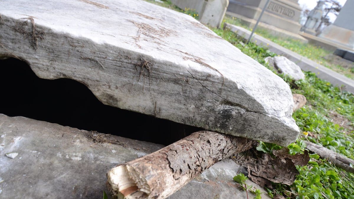 Un primer plano de una cripta abierta en el cementerio de Mt. Moriah.