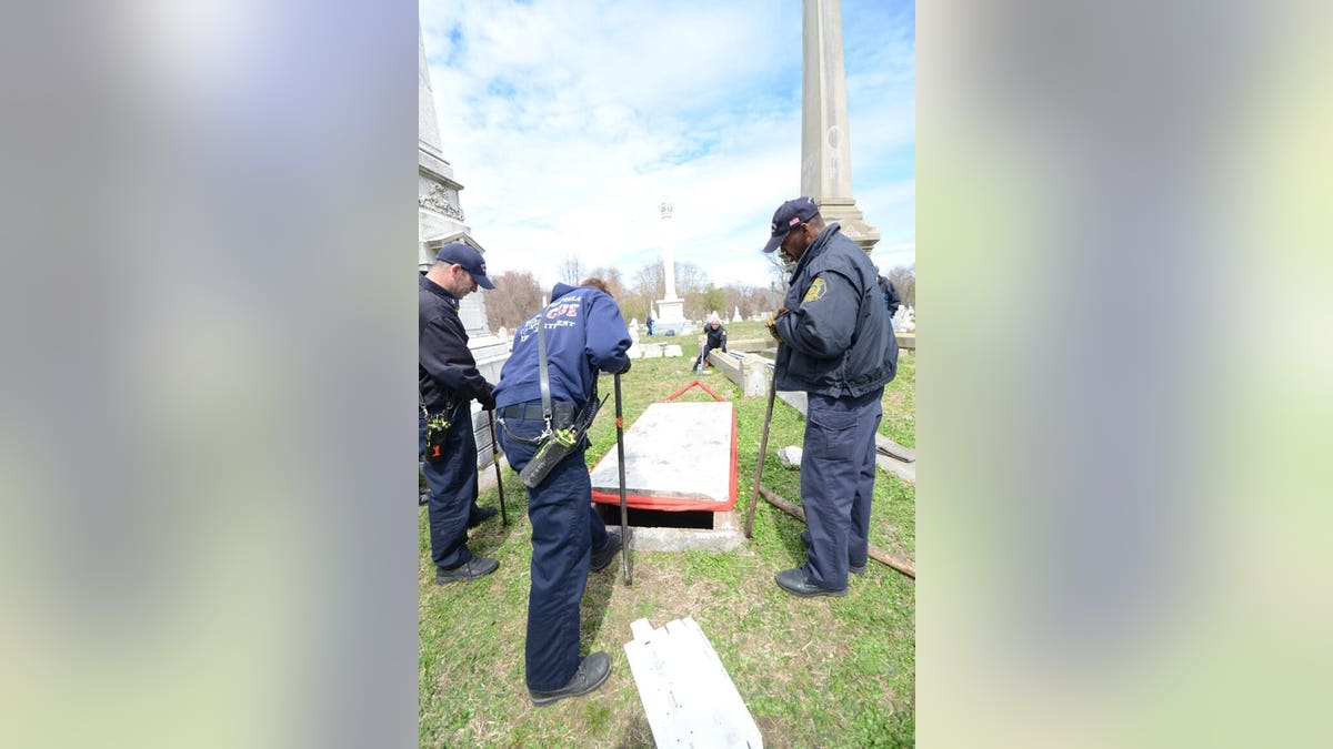 Un primer plano de la policía abriendo una cripta en el cementerio de Mt. Moriah.