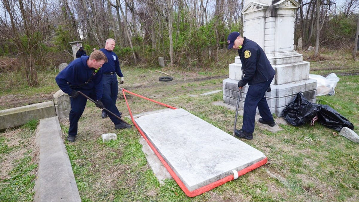 La policía está abriendo una cripta en el cementerio de Mt. Moriah.