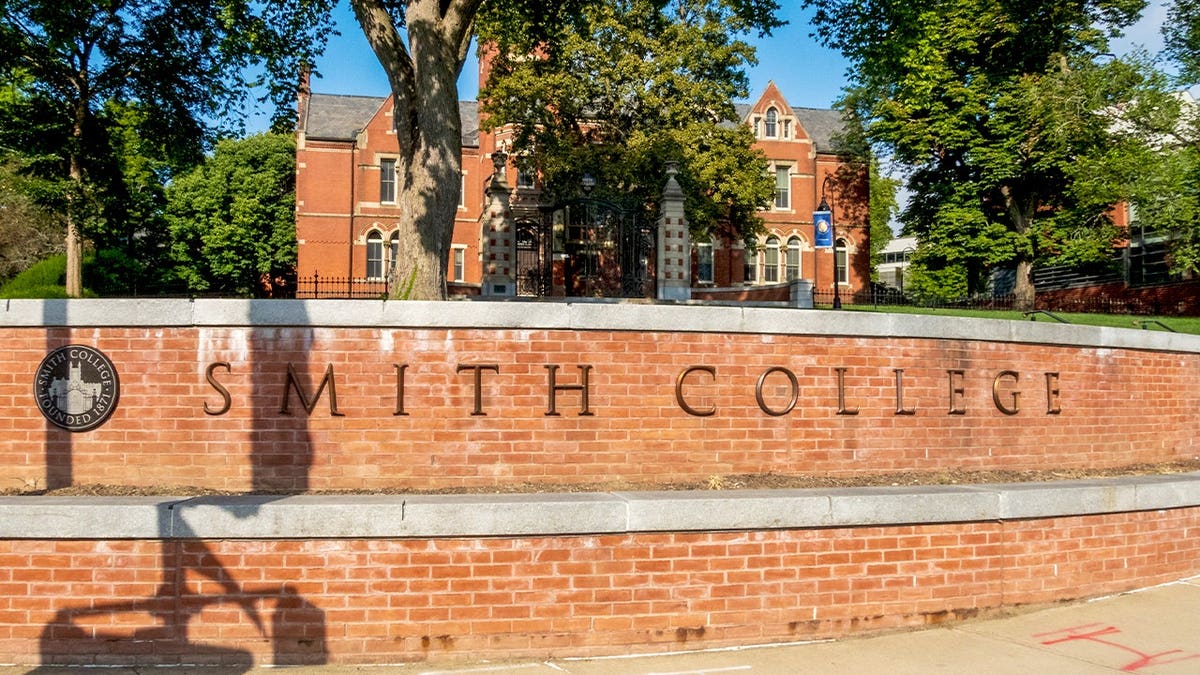 Smith College sign