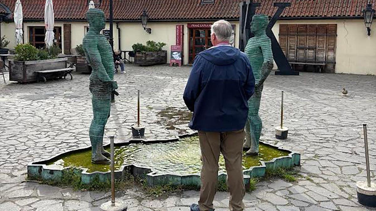 A reader sent Screencaps a photo of European art showing two statues peeing.