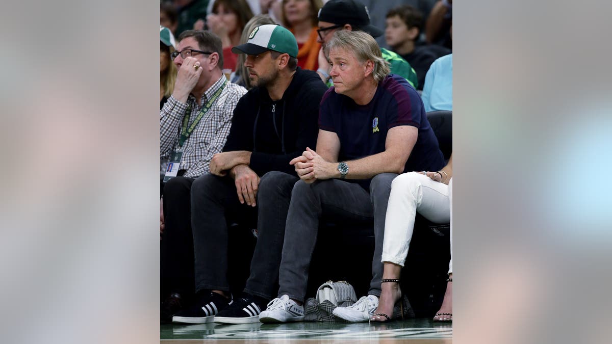Aaron Rodgers e Wes Edens na quadra do Fiserv Forum em Milwaukee