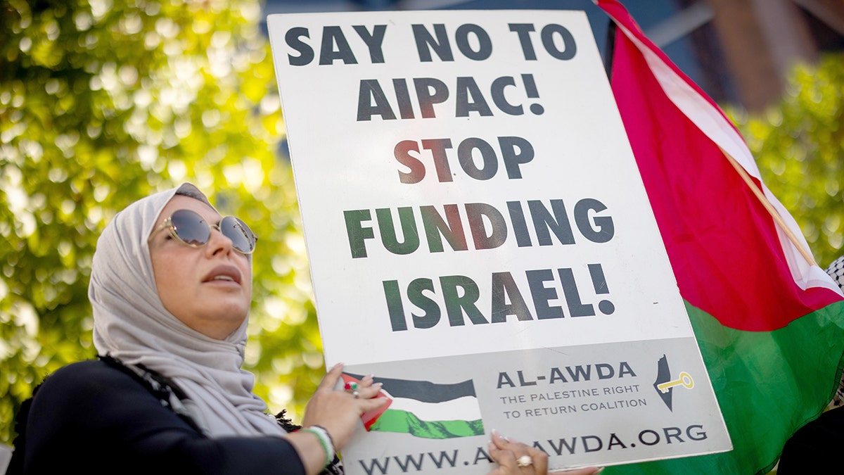 Una mujer con un cartel de protesta contra el AIPAC