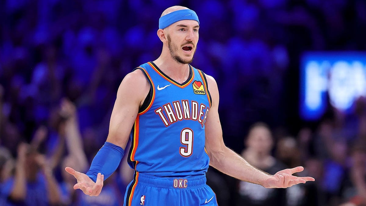 Alex Caruso shooting a three-point handbasket  during an NBA game.