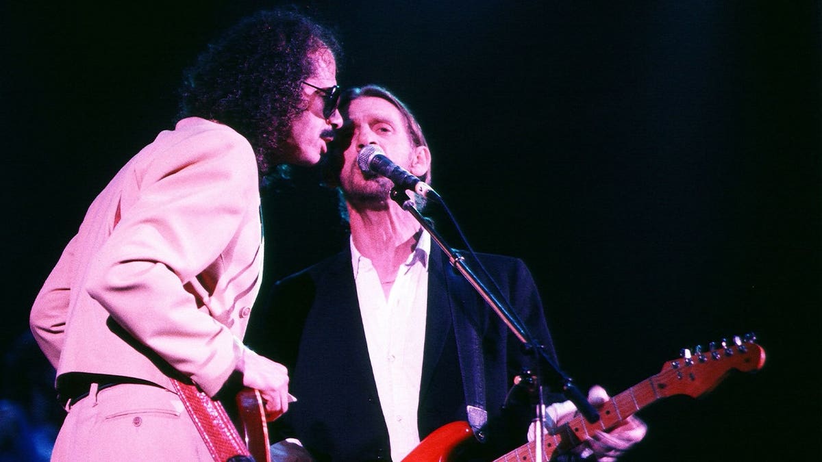 Alex Ligertwood sings with Carlos Santana