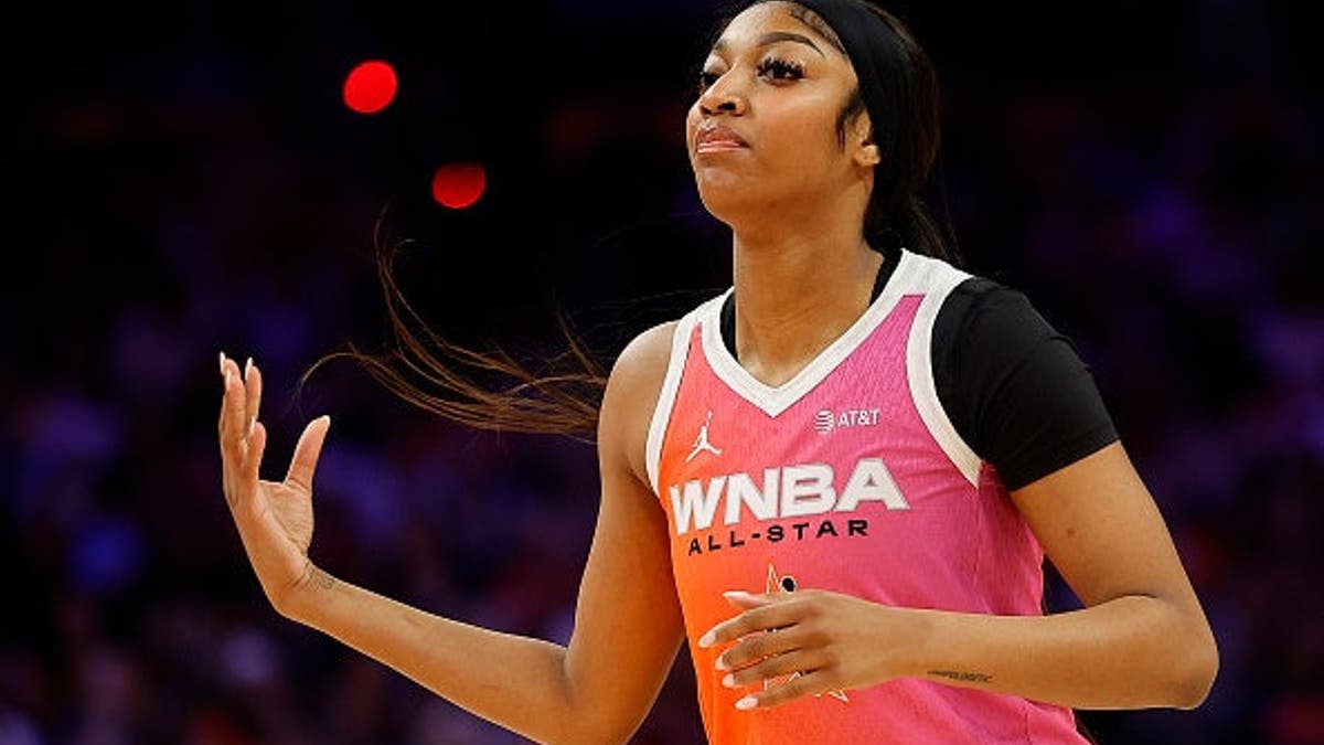 Angel Reese vestindo a camisa número 5 marcando durante o WNBA All Star Game em Phoenix
