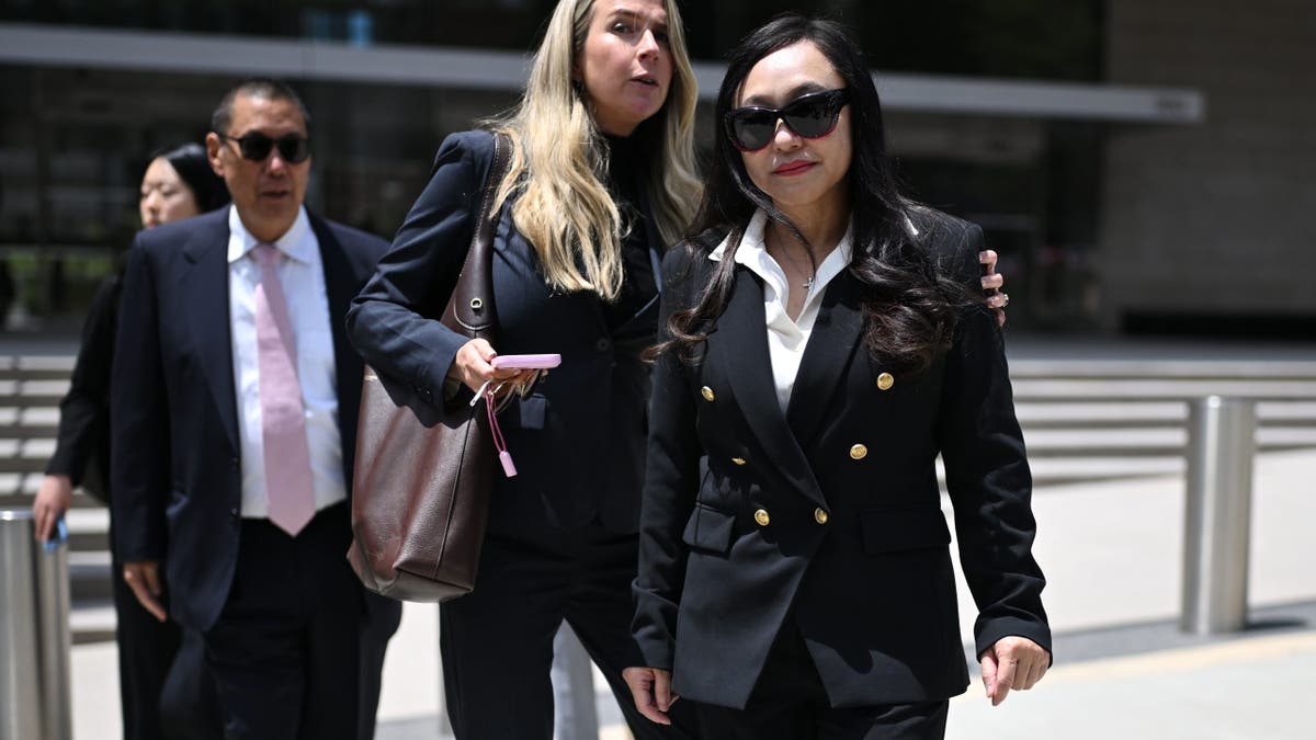La exalcaldesa de Arcadia, Eileen Wang, llega al tribunal federal para la vista de declaración de culpabilidad en el caso China