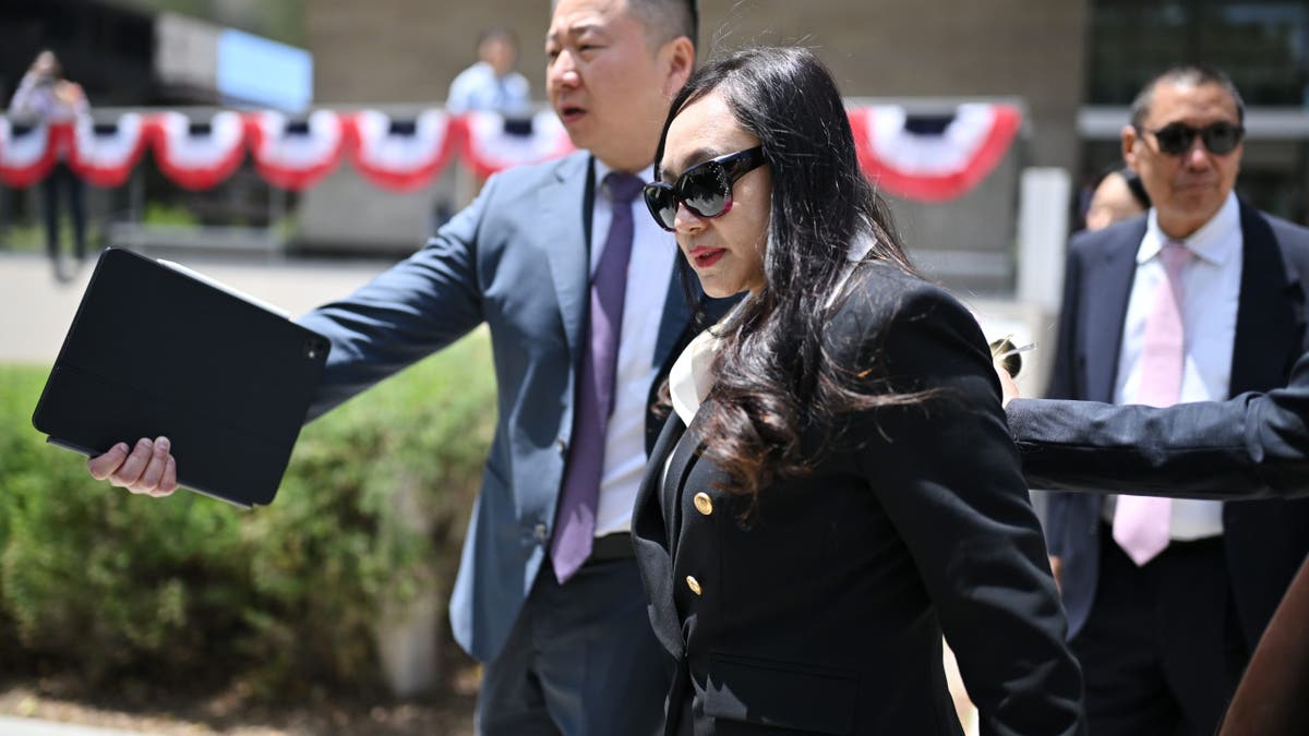 California Eileen Wang sale del juzgado federal tras admitir que trabajó para China