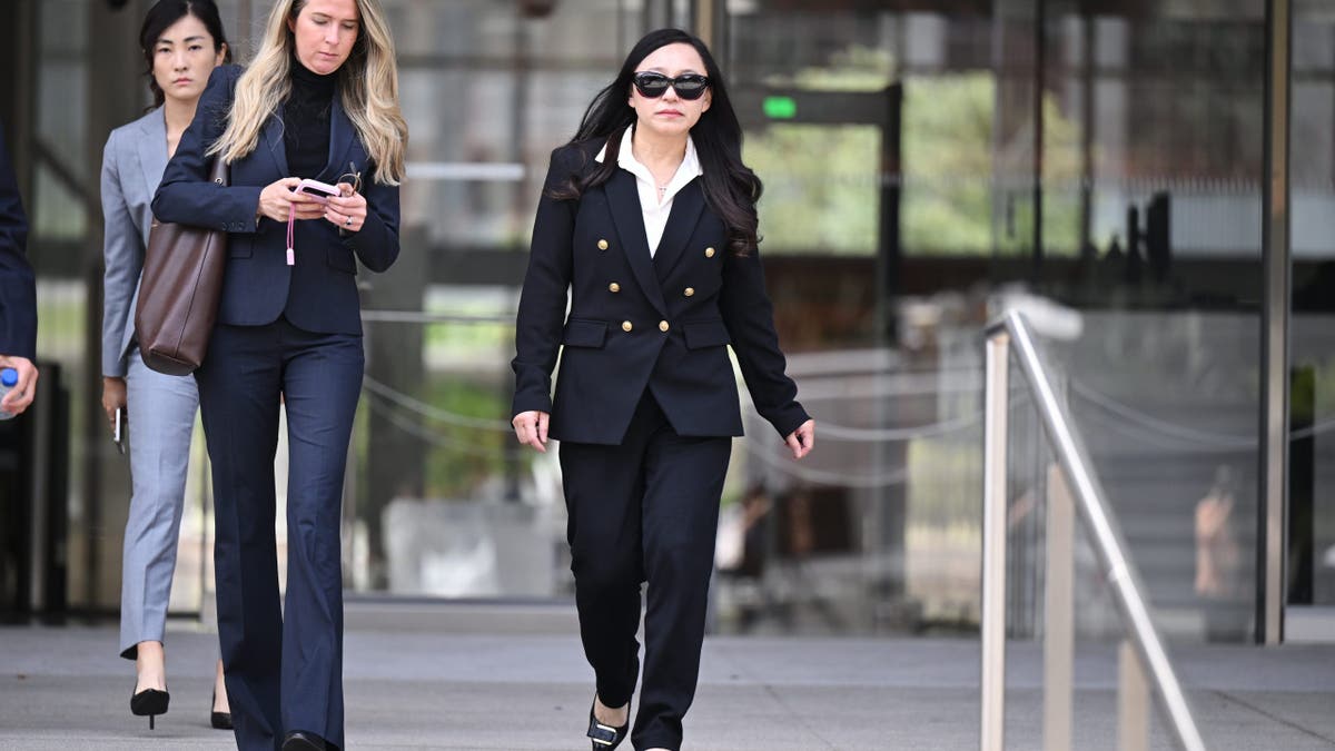 Eileen Wang sale del tribunal federal junto a su abogado tras declararse culpable de actuar como agente ilegal de China