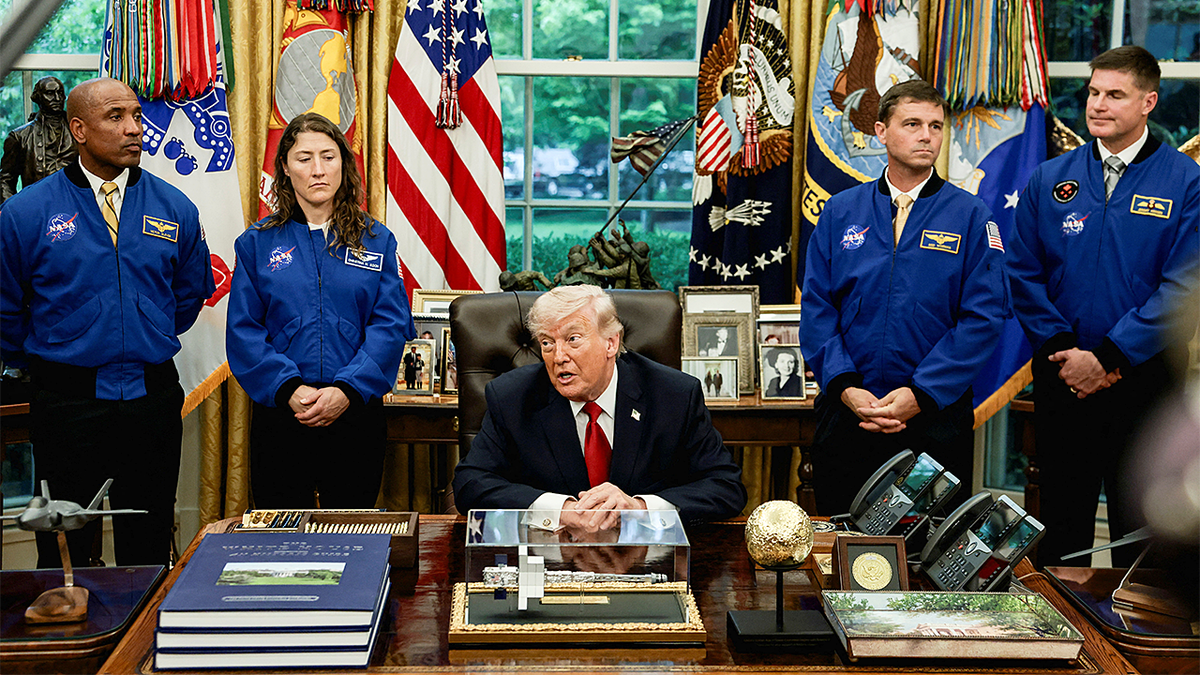 Astronautas Artemis II e presidente Donald Trump