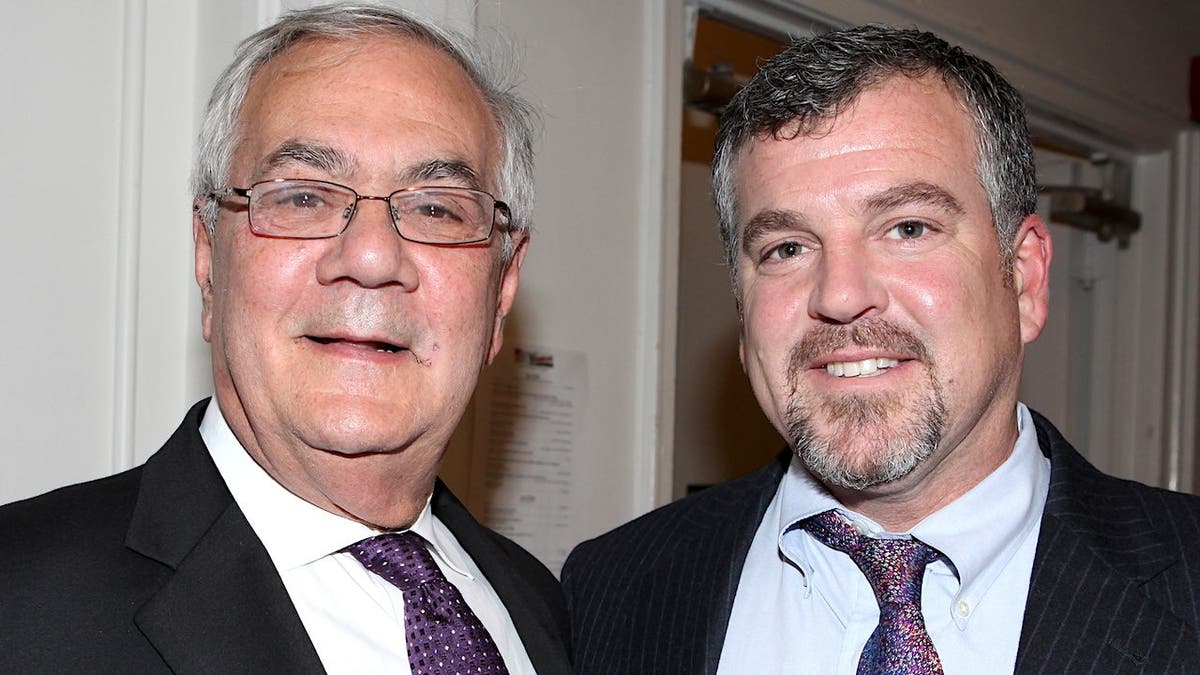 O ex-congressista Barney Frank e seu marido Jim Ready nos bastidores
